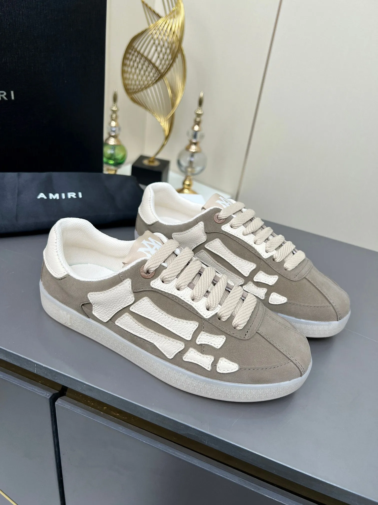 Men's Men's Shoes 💰580 Bone Shoes · AMIRI Skel-Top AMIRI 🔥 launches a new "ThePacific" series of low-top casual sports moral training shoes in the early spring of 2025. This iconic shoe covers men's and women's shoes, drawing inspiration from the brand's classic sports style and elegantly integrating West Coast style. "The Pacific" contrasting five-pointed star series is rooted in Amiri's unique California genes, showing the freedom and leisure atmosphere of the West Coast. This series launches two styles that incorporate the brand's iconic elements: the leather version is made of pure white leather with a same-color sole, and is embellished with star patterns on the side of the shoe, just like the bright starry sky of California. The black and ocean blue colors are shared by men and women, and there is also a red star model exclusive for men and a light pink star model exclusive for women. The suede model is decorated with the brand's classic bone pattern on the side of the shoe. The rubber sole and suede fabric complement each other. The color scheme covers black, chocolate and sand, and is suitable for both men and women. Made of imported cowhide and decorated with bone pieces on the sides of the upper, it is novel and unique and has a good three-dimensional effect! High-density breathable mesh lining + original molded TPU outsole 🙏 Recommended by celebrities, bloggers and internet celebrities, 🚵🏻 an indispensable item for shopping, partying and traveling. One of the most unmissable sneakers in 2025 ✦Color: 10 colors available ✦Size: Women’s size 35--40 ✦Size: Men’s size 39--45